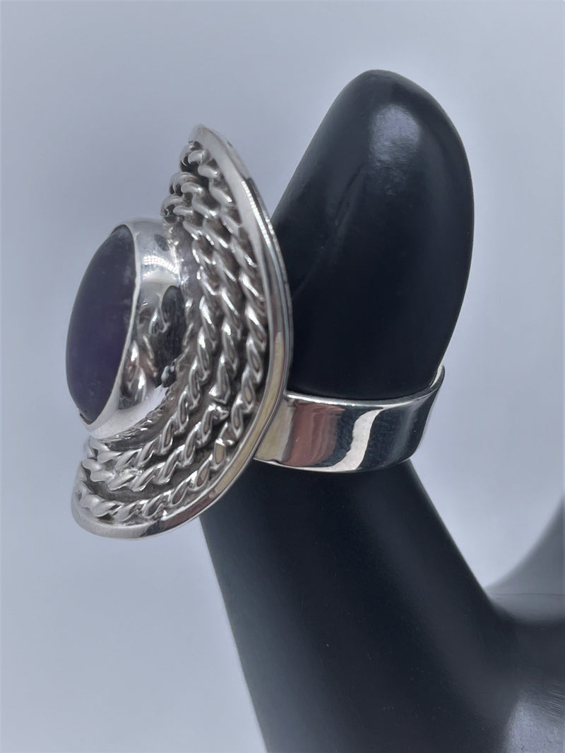 Oval doted silver ring with amethyst or pink quartz crystal stone